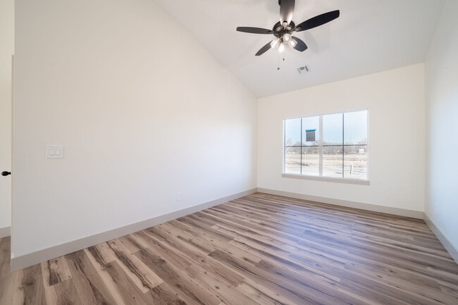 Building Photo - 753 N Gilda St