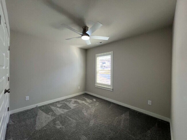 Building Photo - Luxury Living for Lease in Hendersonville!