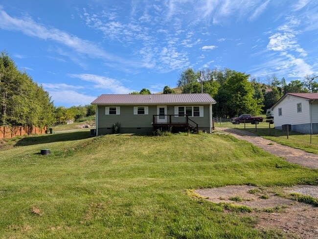 Building Photo - 879 Poor Farm Rd