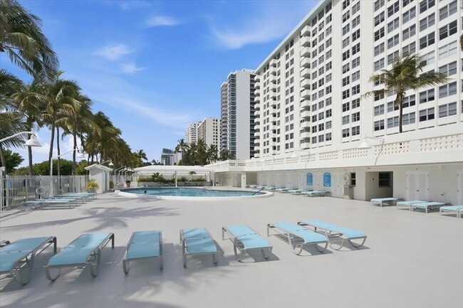 Building Photo - 2899 Collins Ave