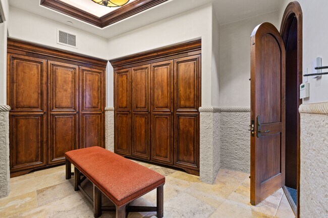 Building Photo - 472 Thunderbowl Ln