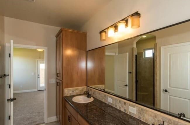 Building Photo - Newer Home - Great Location!