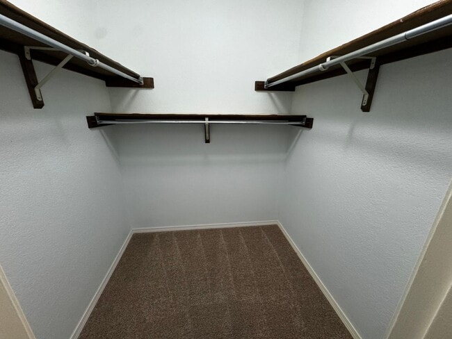 Building Photo - 3 Bedroom 2 bath plus loft and one car garage.