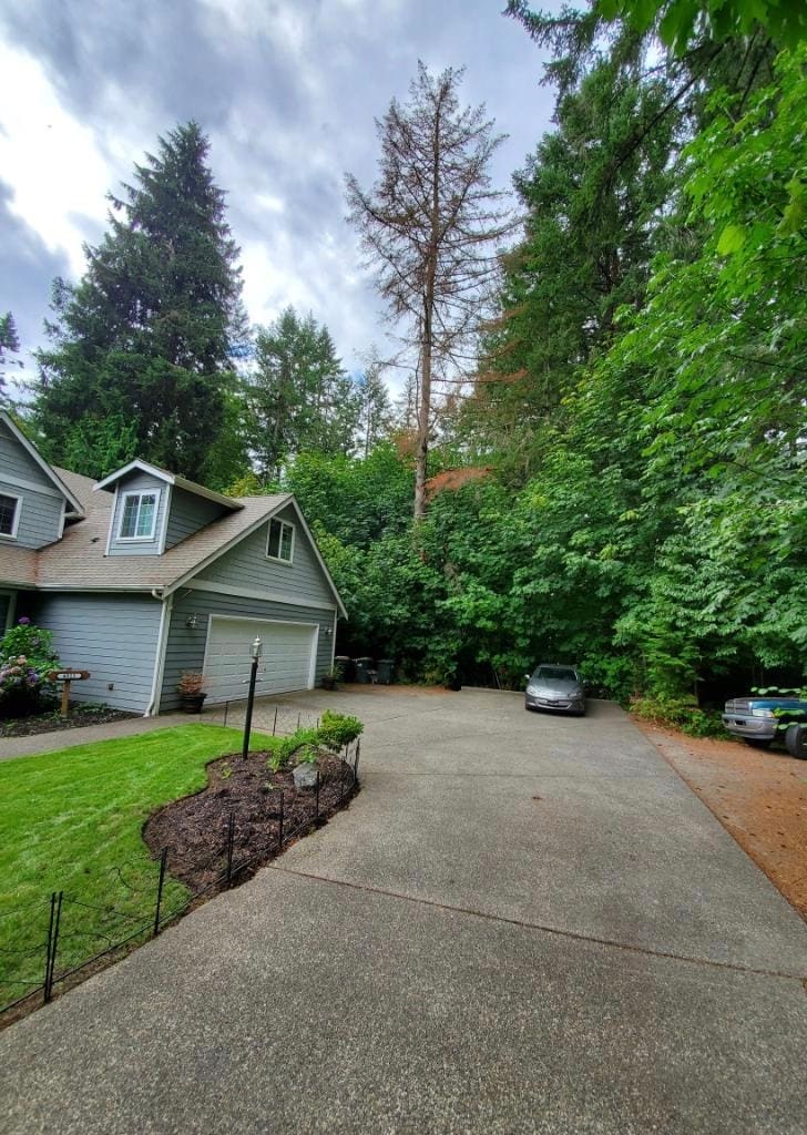 Front drive and private parking - 4811 Rural Rd SW