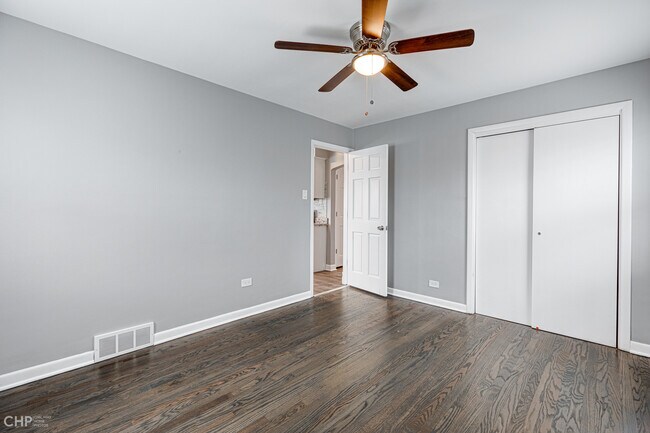 Building Photo - 5812 W 63rd Pl