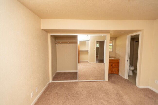 Building Photo - 307 N 3rd St