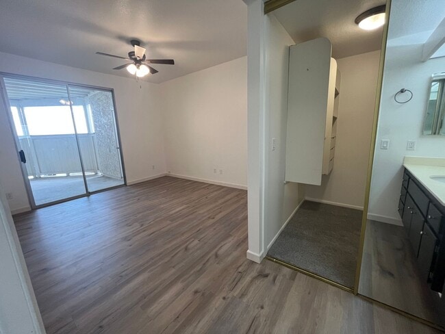 Building Photo - Camelot Community Downstairs 2 Bedroom Con...