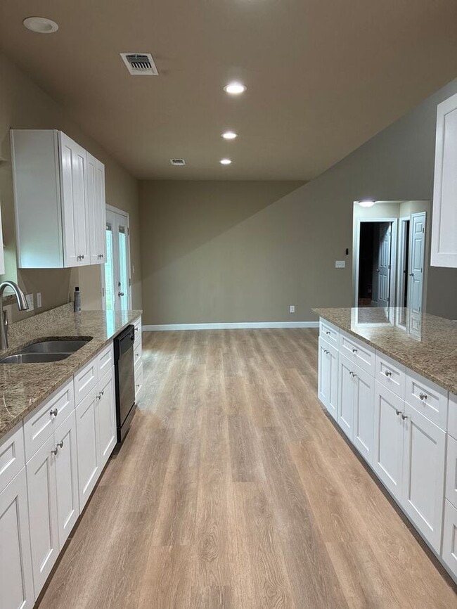 Building Photo - 5BR/3BA w/ Front Yard + Assigned Parking in Kingsbury, TX