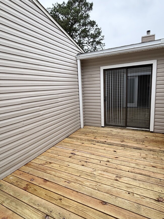 Building Photo - "Charming 2-Bed Oasis with Granite Touches & Cozy Fireplace in Fort Walton Beach!"