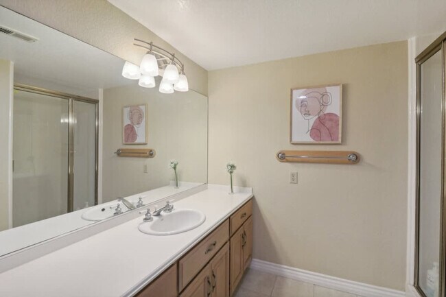 Building Photo - 2908 Lakemont Dr