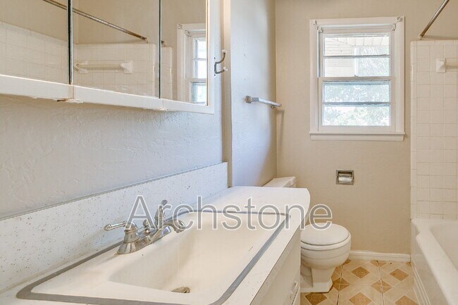 Building Photo - 724 General Senter Dr