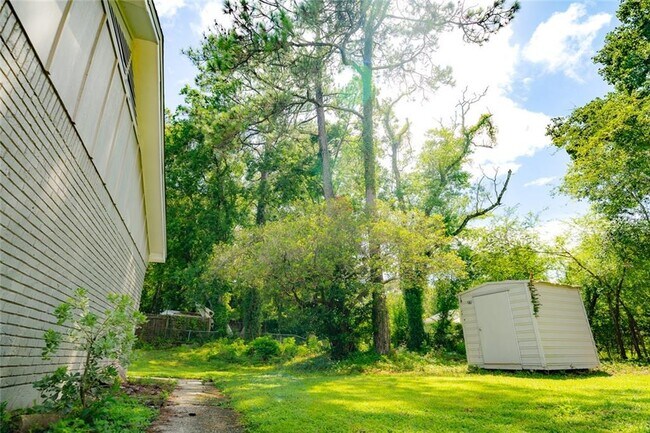 Building Photo - 1850 Panorama Blvd W