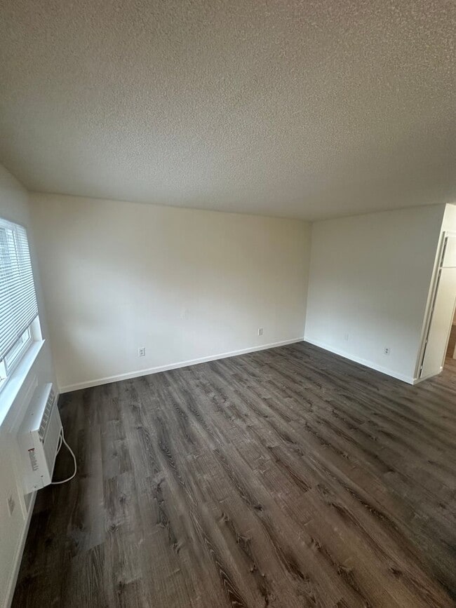 Building Photo - Nice move-in ready two bedroom one bath unit