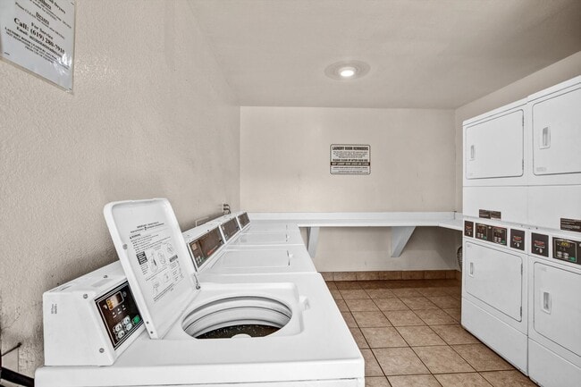 Building Photo - Cozy 2 BD, 1 BA Condo in Las Palmas Villas!