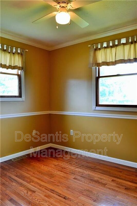 Building Photo - 301 Meadowlark Ln