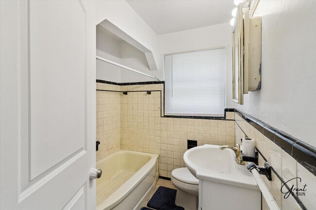 Building Photo - $1300 3 bedroom bungalow