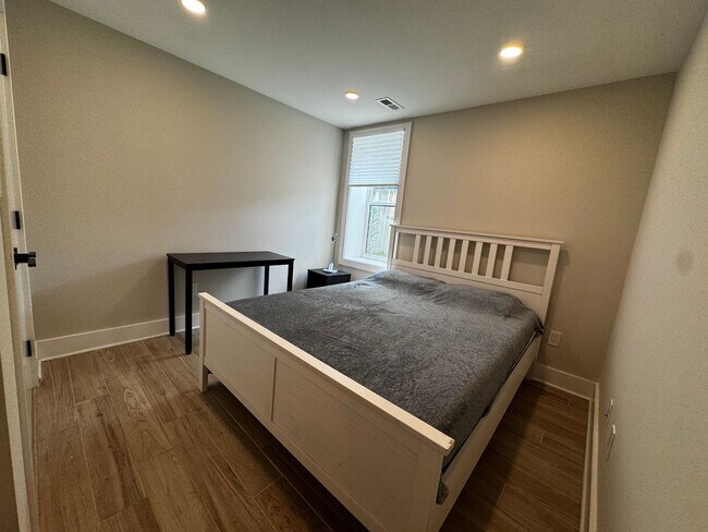 Building Photo - Discover this beautifully renovated 2BD/2B...