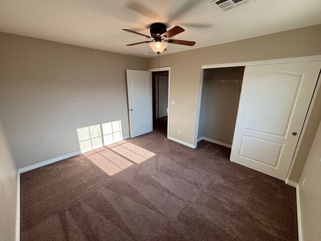 Building Photo - Spacious 4BED/3BATH Home Located in North ...