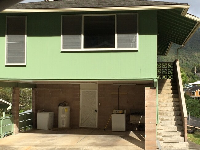 Building Photo - Nuuanu Home - 5 bedrooms, 2 baths House w/carport - Avail 1/5/2026