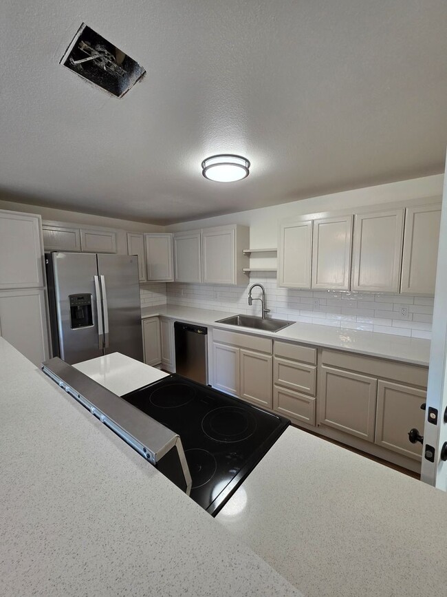 Building Photo - Recently Updated Home