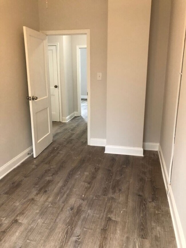 Building Photo - Beautiful and ready to move in 3 Bedroom, 1 Full Bath home just minutes from downtown!