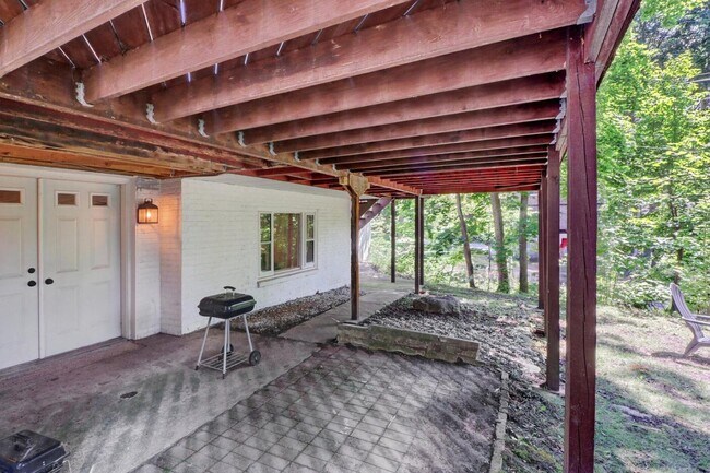 Building Photo - 543 Oakwood Trl