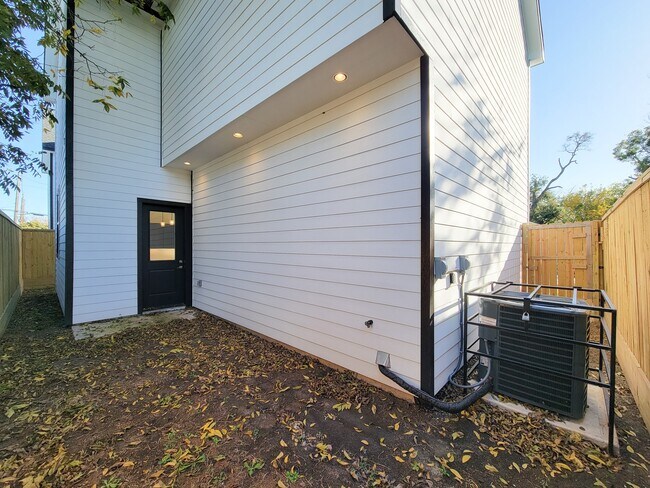 Building Photo - 5613 Leonard St