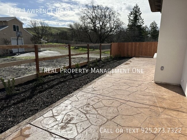 Building Photo - 1617 Lawrence Rd