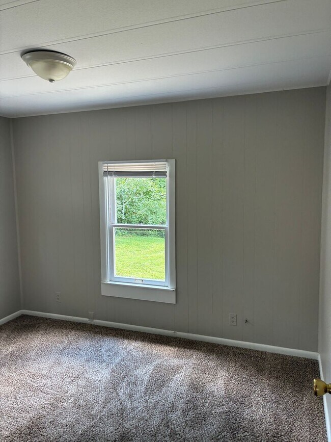Building Photo - 1003 N Woodburn Ave