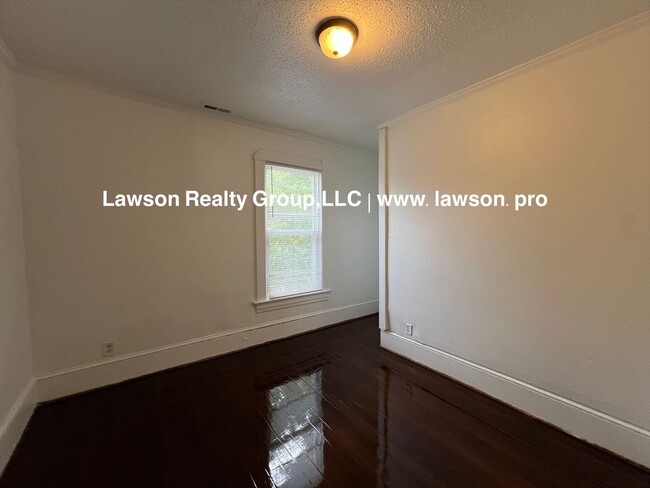 Building Photo - 1208 Chapman Ave SW