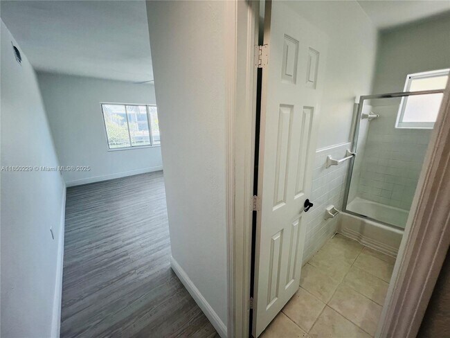 Building Photo - 2033 Calais Dr