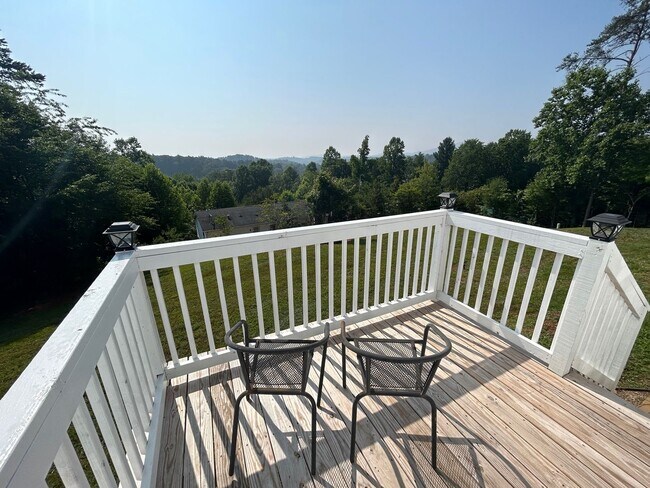 Building Photo - Leicester - Immaculate home on 3/4 acre