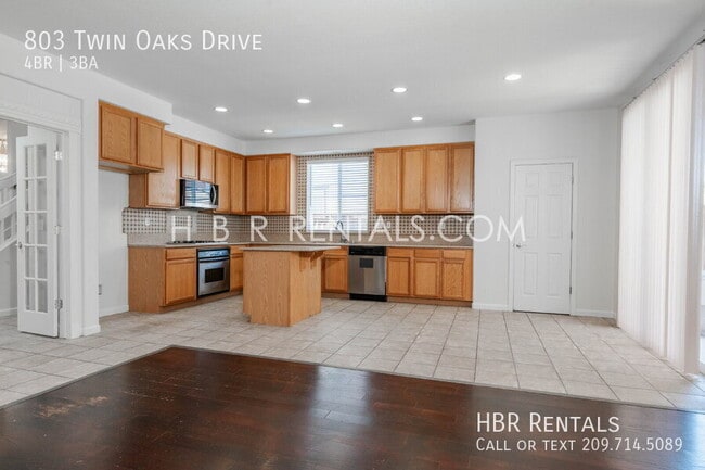 Building Photo - 803 Twin Oaks Dr