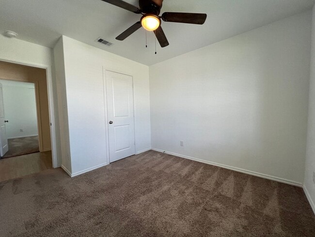 Building Photo - NEWER 4BDRM HOME IN LONDON ISD!