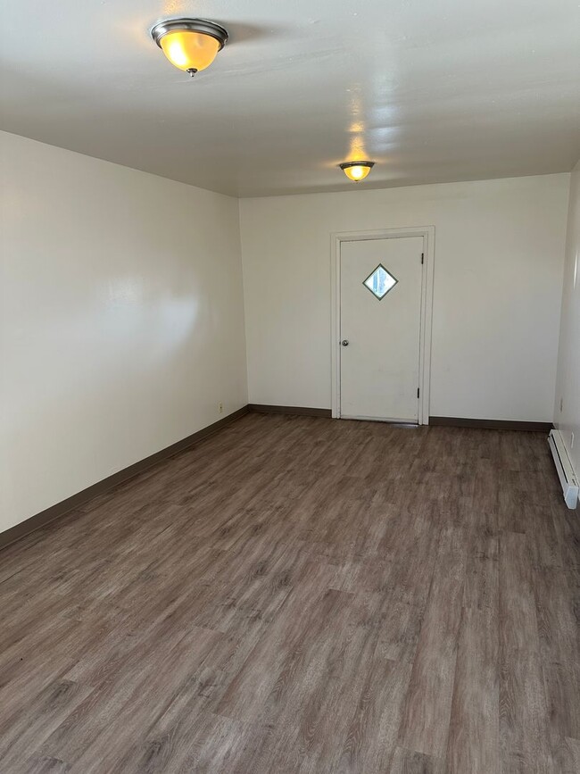 Building Photo - 3 Bedroom 1.5 Bathroom Home WSG Included! ...
