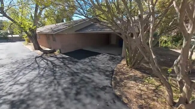 Building Photo - 701 E 45th St