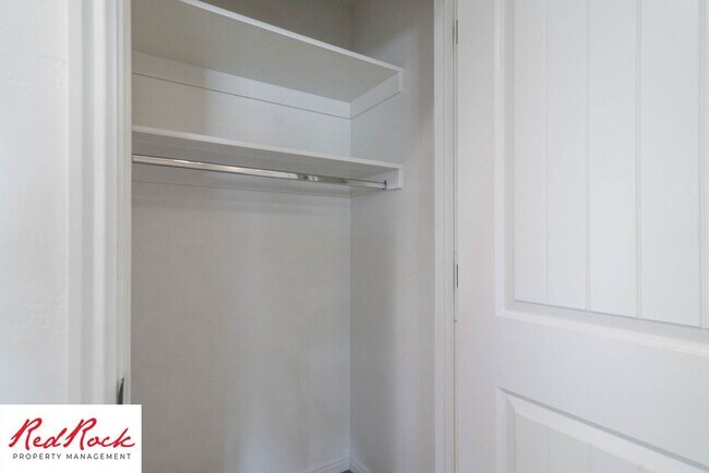 Building Photo - 3 Bedroom Townhome Near Freeway & Shopping