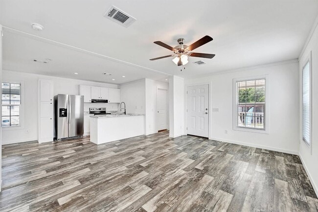 Building Photo - 2563 Skyview St
