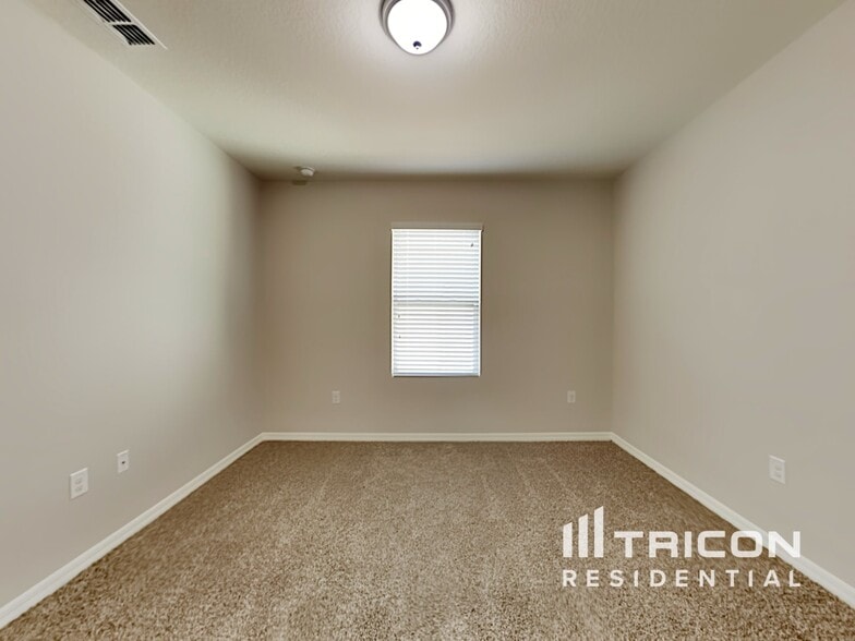 Building Photo - 2449 Valhalla Dr