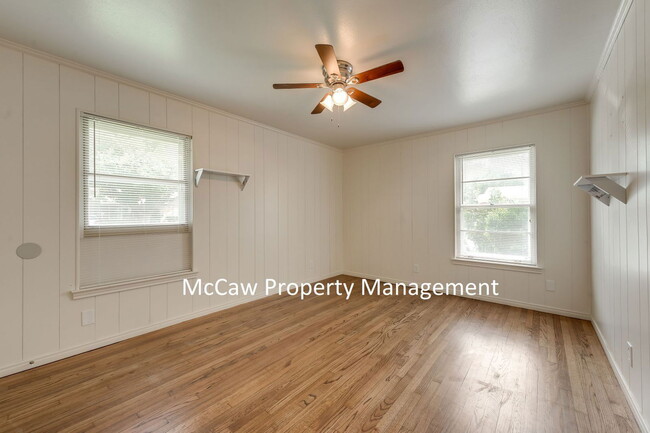 Building Photo - 2149 Utica Dr