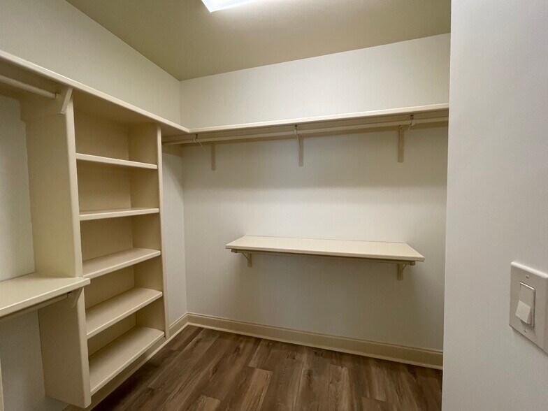 Building Photo - 203 Metairie Ct