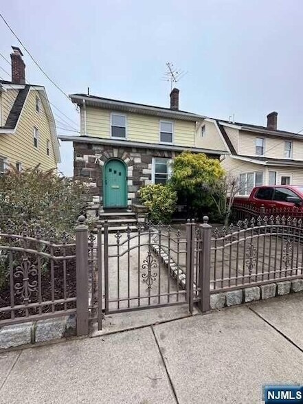 Building Photo - 26 Alexander Ave