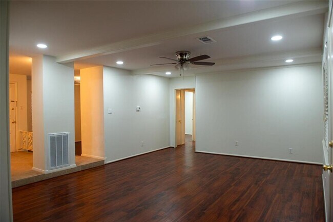 Building Photo - 9215 Kempwood Dr