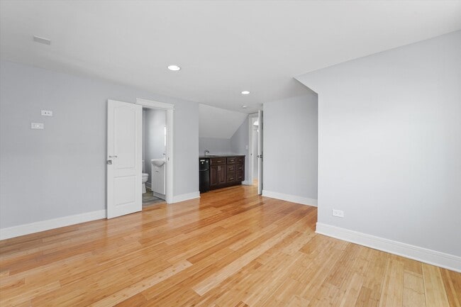 Building Photo - 2118 N Kilpatrick Ave