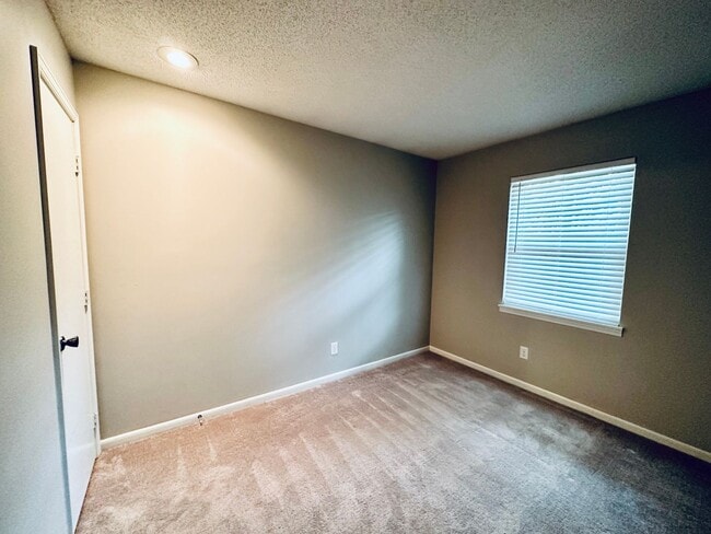 Building Photo - {12311} Spacious Townhome in Desirable OP ...