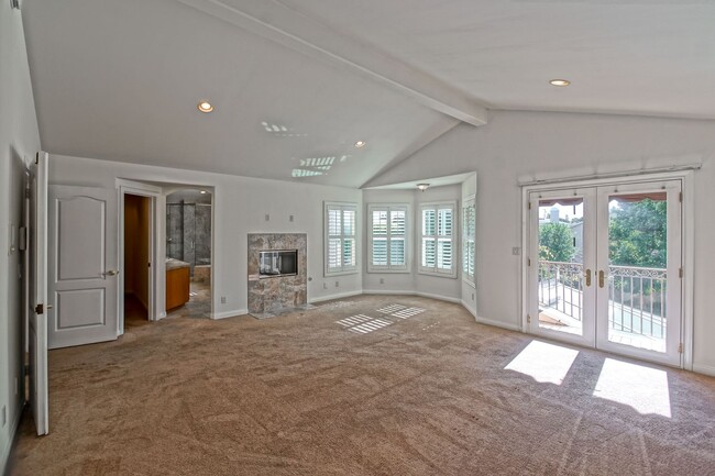 Building Photo - VERY SPACIOUS, BRIGHT & AIRY HOME W/ UNIQU...