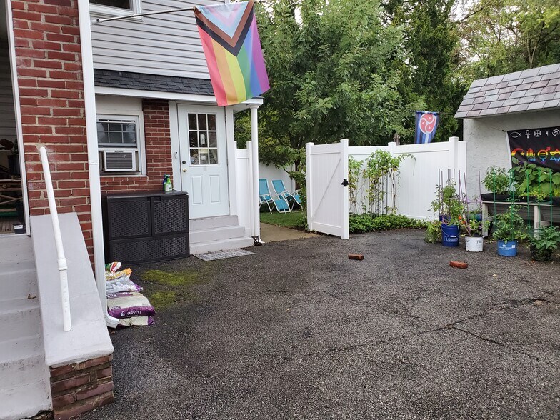 Building Photo - 2411 Patane Ave