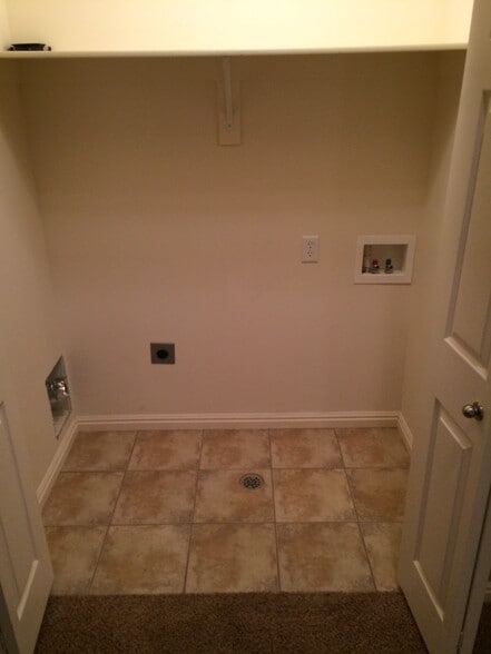 Building Photo - 825 Jordan Oaks Ct