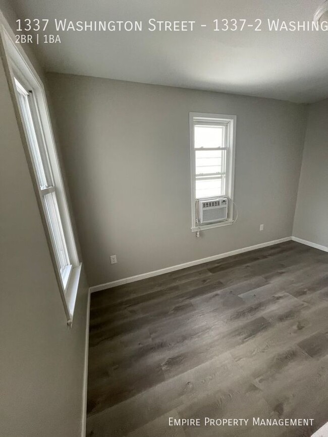 Building Photo - 2nd floor: 2 Bedroom / 1 Bathroom in Easton !