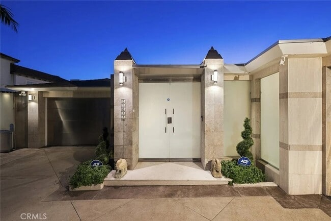 Building Photo - 31877 Circle Dr